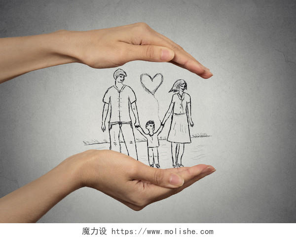 保护幸福的家庭母亲父亲孩子的女人的手的特写在手掌放在背景灰色墙上的家庭抽象安全的童年养育子女爱关怀同情安全安全未来概念